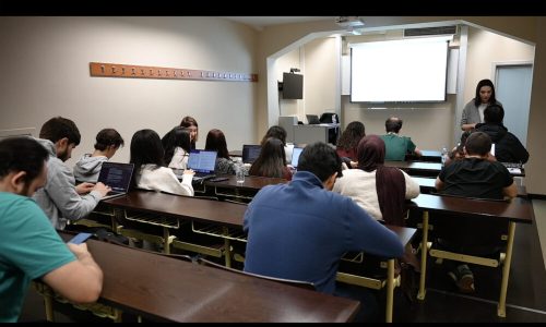 Yapay zekâ destekli ‘chatbot’larla “Bilişim Girişimciliği” dersi veriliyor