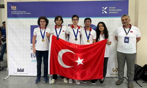 BAHÇEŞEHİR KOLEJİ ÖĞRENCİLERİ KUTAY KULBAK VE ARDA ÜNVER, 55 ÜLKEDEN 256 ÖĞRENCİNİN KATILDIĞI AVRUPA FİZİK OLİMPİYATLARI’NDA BÜYÜK BİR BAŞARIYA İMZA ATARAK ALTIN MADALYA KAZANDI. (İHA/İSTANBUL-İHA)