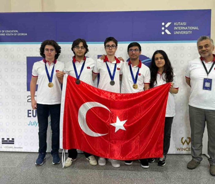 BAHÇEŞEHİR KOLEJİ ÖĞRENCİLERİ KUTAY KULBAK VE ARDA ÜNVER, 55 ÜLKEDEN 256 ÖĞRENCİNİN KATILDIĞI AVRUPA FİZİK OLİMPİYATLARI’NDA BÜYÜK BİR BAŞARIYA İMZA ATARAK ALTIN MADALYA KAZANDI. (İHA/İSTANBUL-İHA)