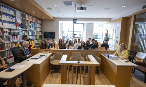Lise öğrencileri kurgusal davaları çözmek için yarıştı