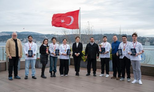 BAU Rektörü’nden çifte madalya kazanan öğrencilere plaket