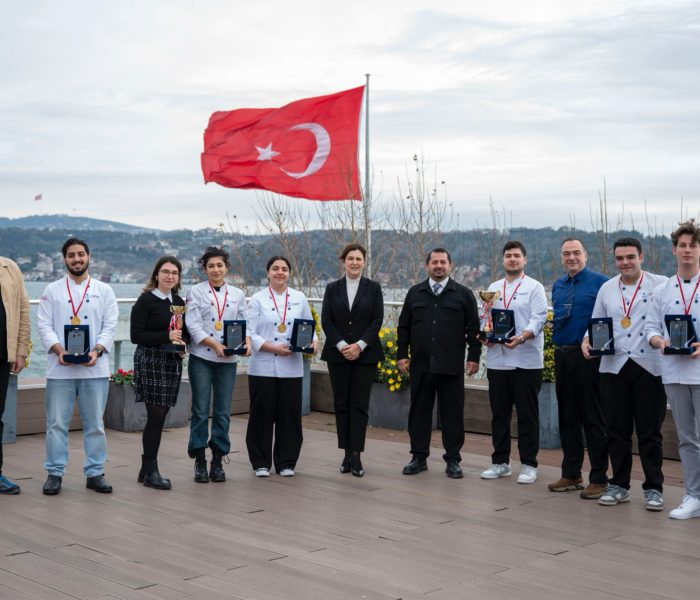 BAU Rektörü’nden çifte madalya kazanan öğrencilere plaket