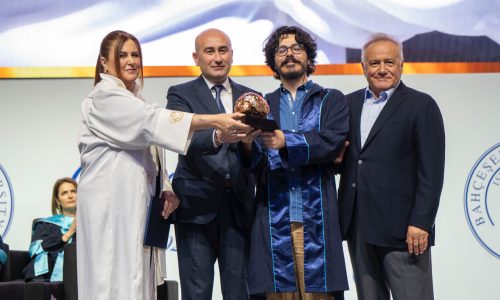 YKS Türkiye şampiyonu görme engelli Serçe, üniversiteyi de birincilikle bitirdi