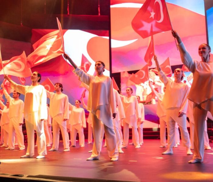 Bahçeşehir Koleji öğrencileri Cumhuriyet için sahne aldı