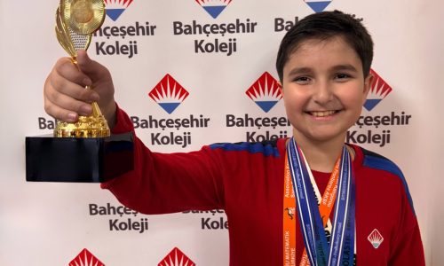 Dünya birincisi 4. sınıf öğrencisi Kerem’in hedefi Cahit Arf gibi bilim insanı olmak