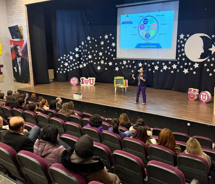 Ailelere çocuklarıyla güçlü bağ kurmanın yolları oyunlarla anlatıldı